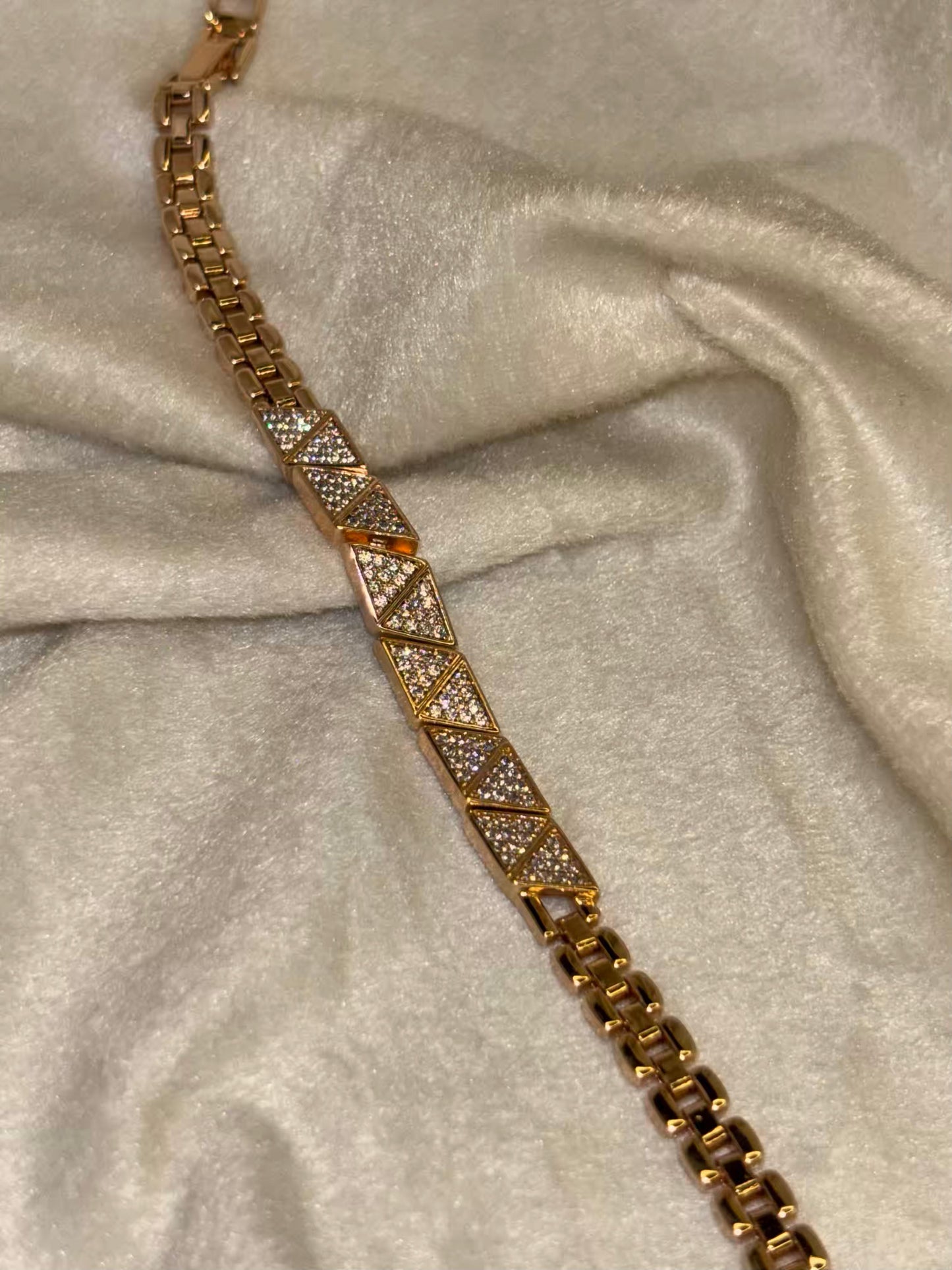 Chain Link Gold Bracelet Designer Premium 18k Gold Bracelet for Men and Women ( Unisex )
