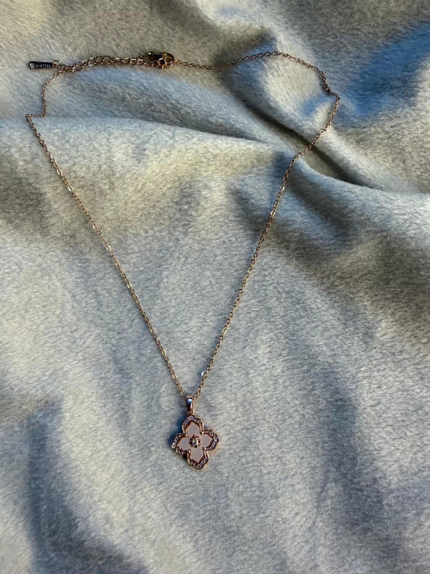 Minimal Floral Outline Pendant Chain Necklace Gold Plated Premium Necklace