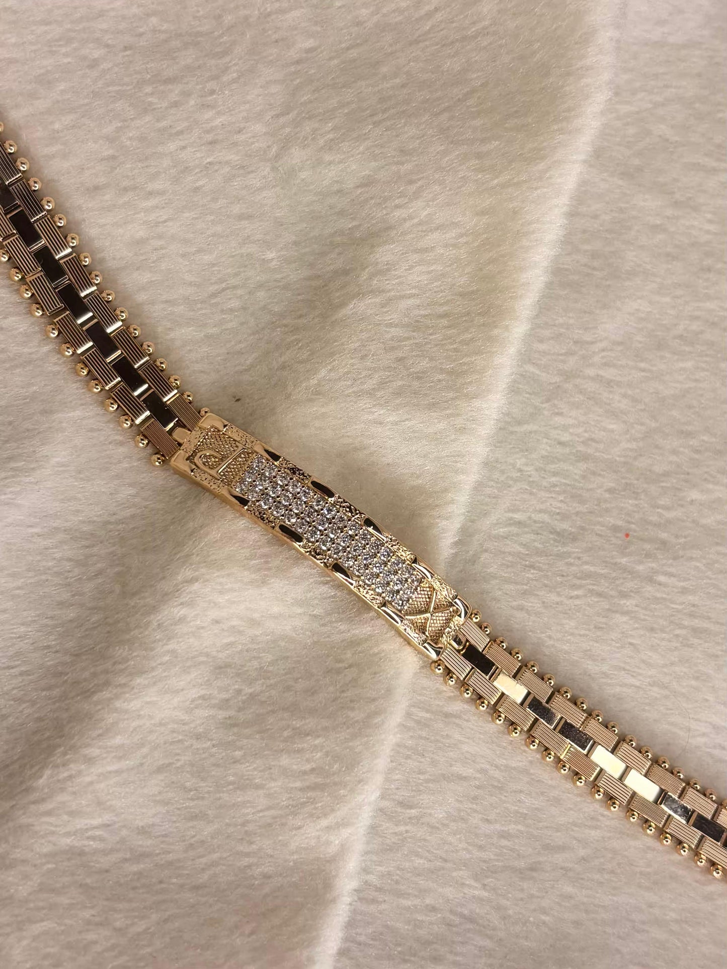 Golden Elegance Designer Premium 18k Gold Bracelet for Men and Women ( Unisex )