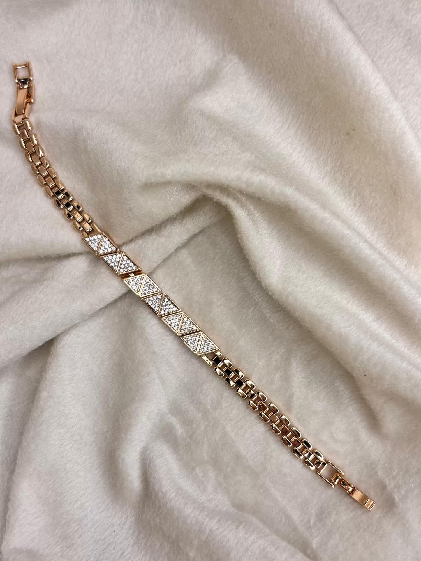 Chain Link Gold Bracelet Designer Premium 18k Gold Bracelet for Men and Women ( Unisex )