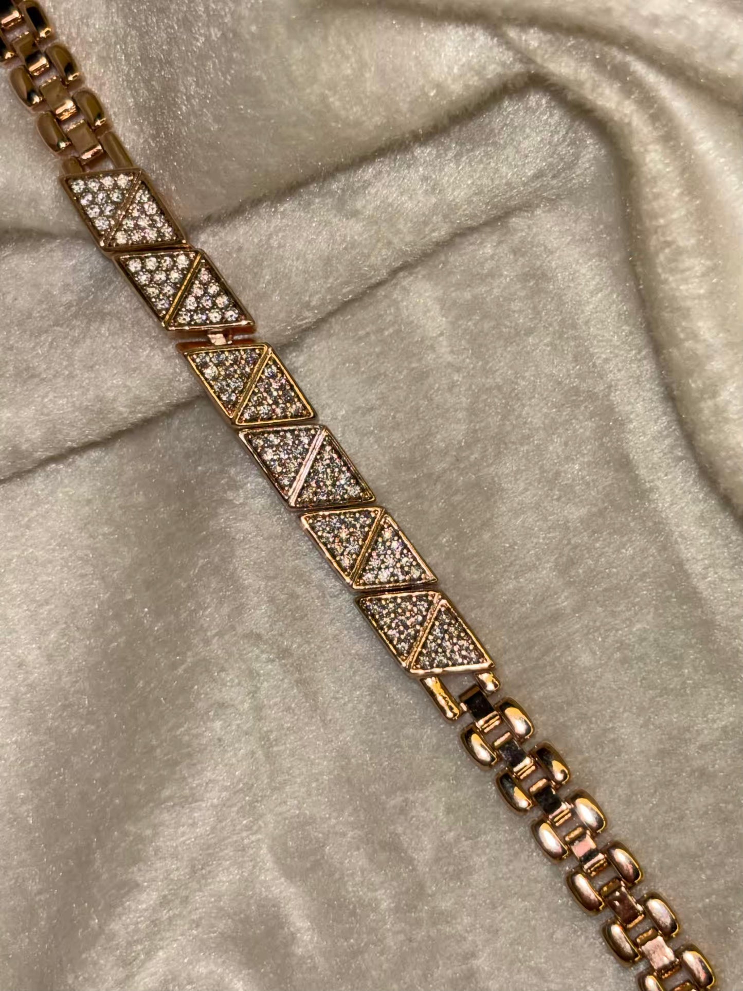 Chain Link Gold Bracelet Designer Premium 18k Gold Bracelet for Men and Women ( Unisex )