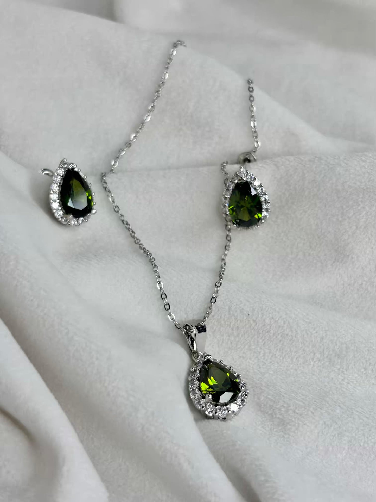 Emarald Elegance Necklace And Ear Studds Silver Plated Premium Necklace