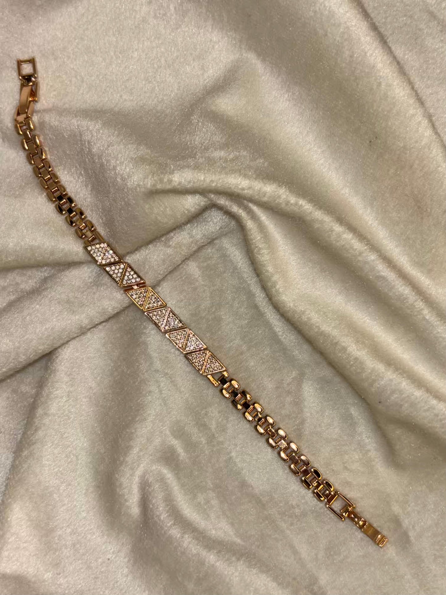 Chain Link Gold Bracelet Designer Premium 18k Gold Bracelet for Men and Women ( Unisex )