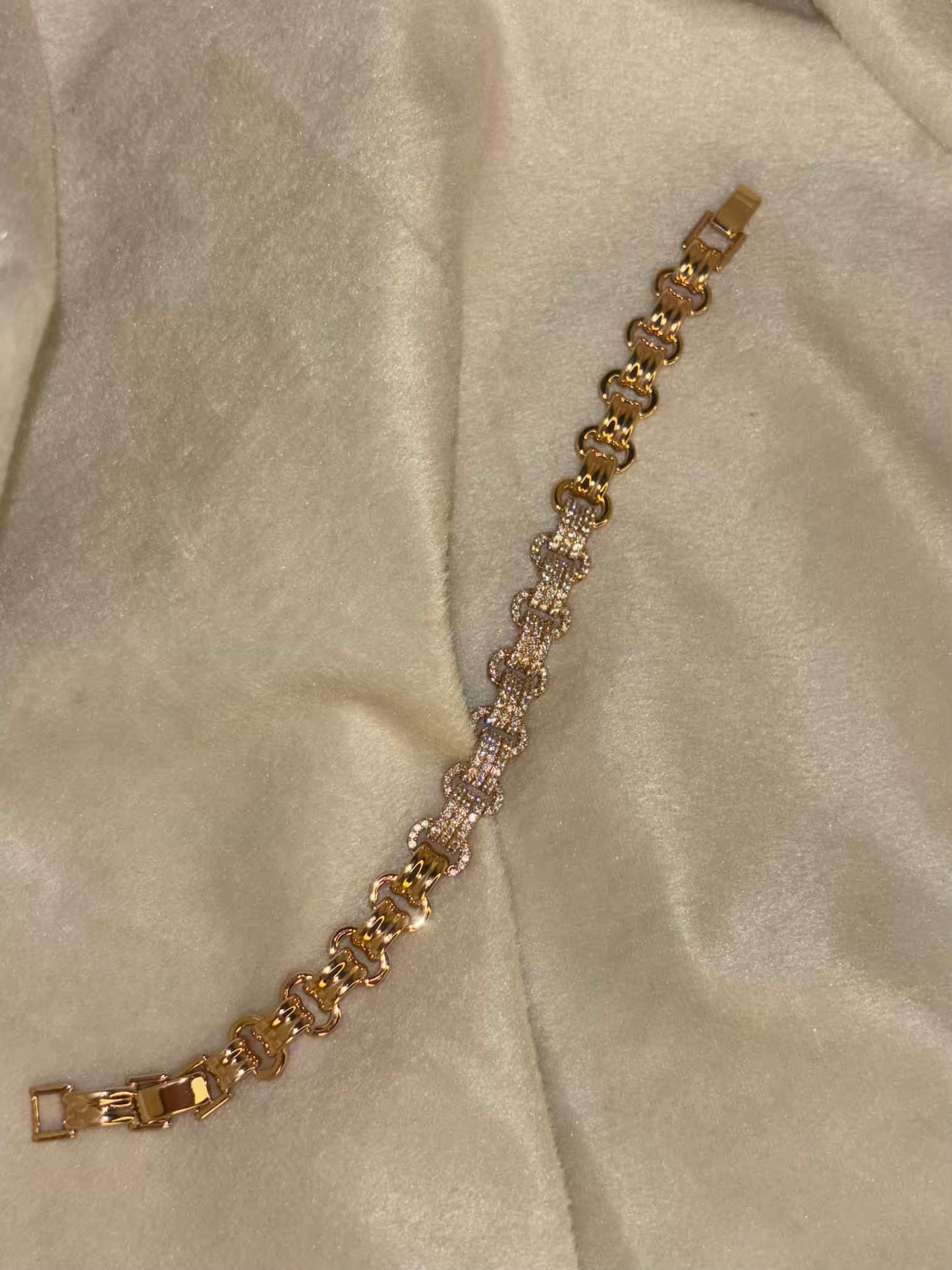 Interlink Gold Bracelet Designer Premium 18k Gold Bracelet for Men and Women ( Unisex )