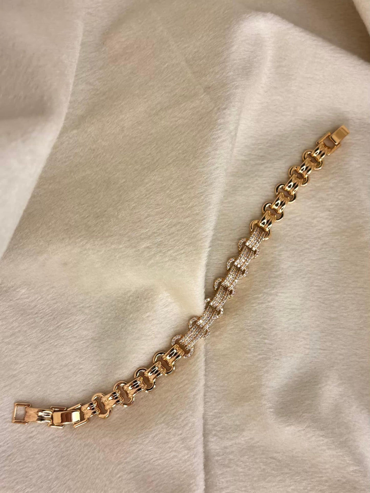 Interlink Gold Bracelet Designer Premium 18k Gold Bracelet for Men and Women ( Unisex )