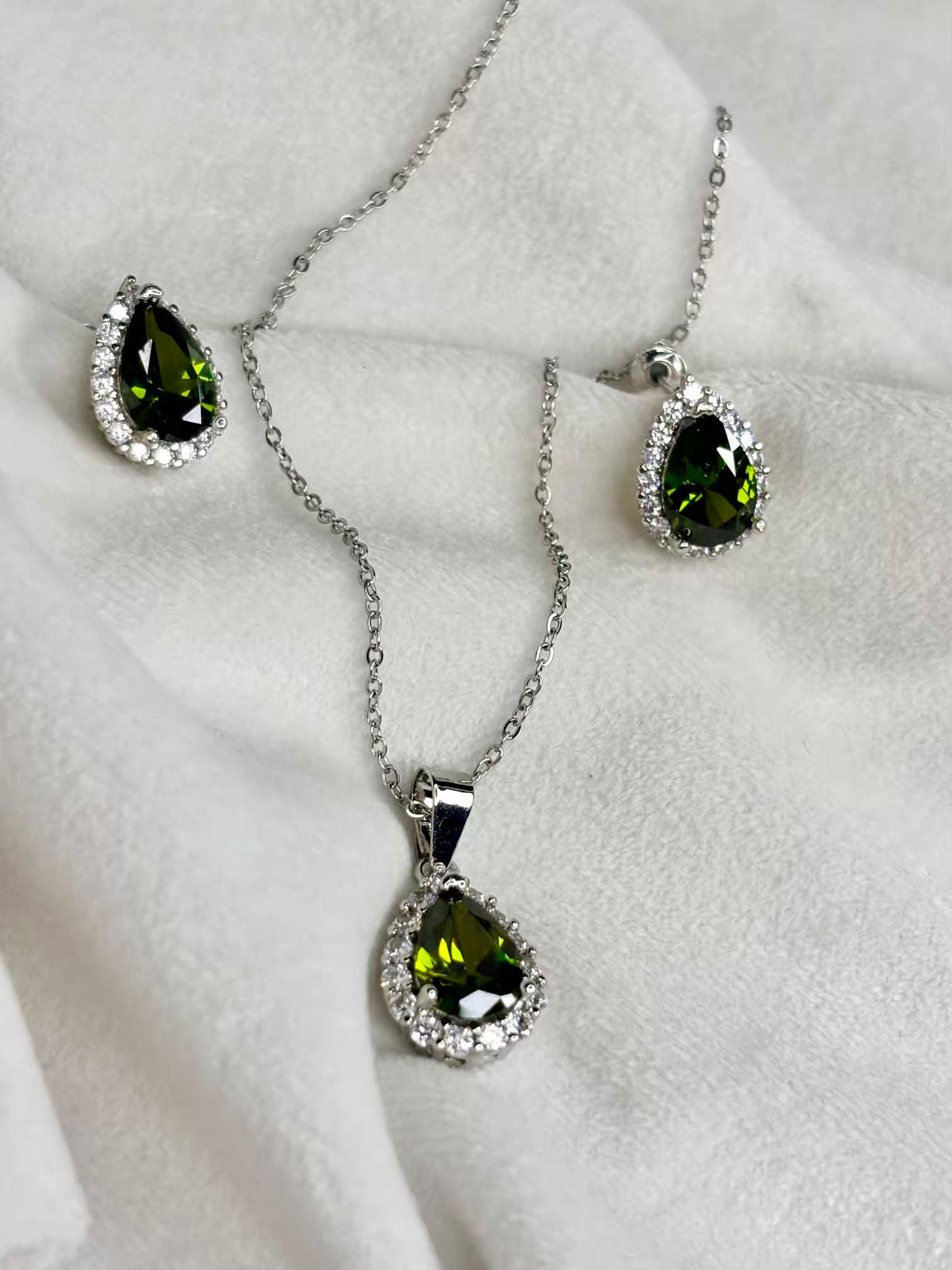 Emarald Elegance Necklace And Ear Studds Silver Plated Premium Necklace