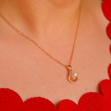 Load image into Gallery viewer, Shell Pearl Necklace - Rose Gold
